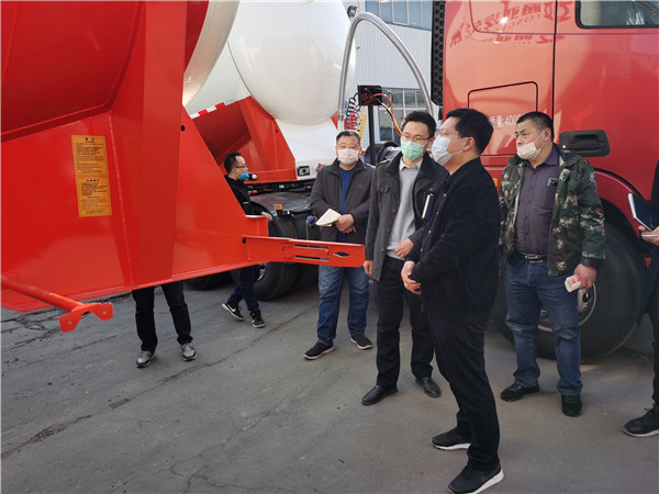 【專研粉罐車】輕量化生產(chǎn)的同時，一定要把產(chǎn)品的質(zhì)量和安全放在首位。
